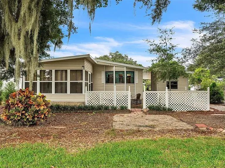 $189,000
2 beds 2 baths 1,344 sqft
224 Covent Garden Ave, Davenport, FL 33897